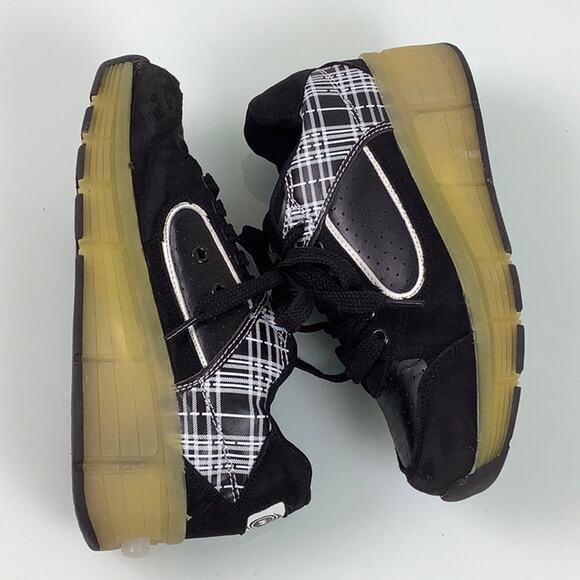 Wheely’s Heelys lighted sneakers with wheels roller skates shoes kids size 6 EUC - Picture 9 of 16